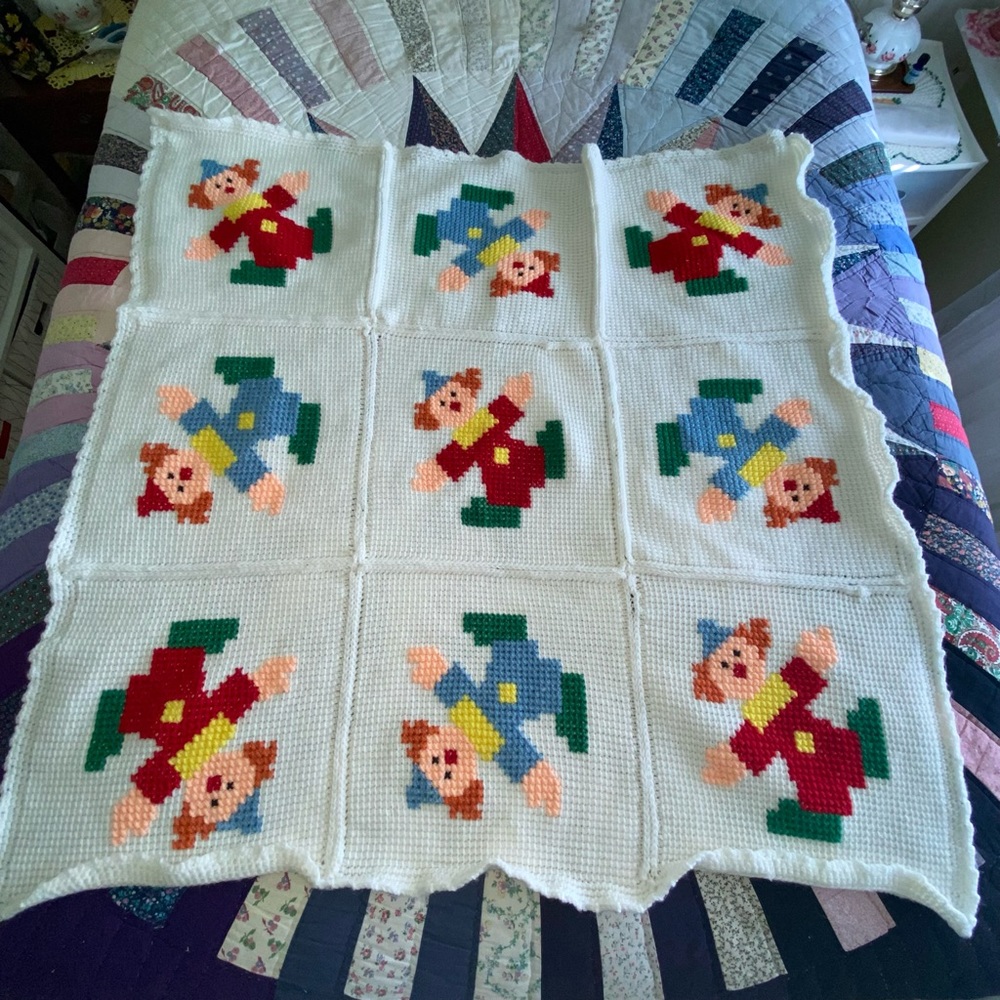 VINTAGE - CLOWN - HAND-CROCHETED - BABY BLANKET - CRIB WALL HANGING - Sweet